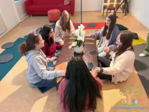Gruppe mit Pflanzenmusik